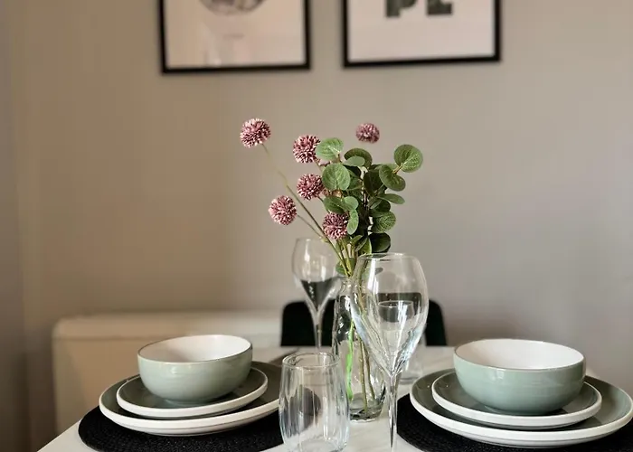 Tranquil 2 Bed Apt Near Downtown & Free Parking